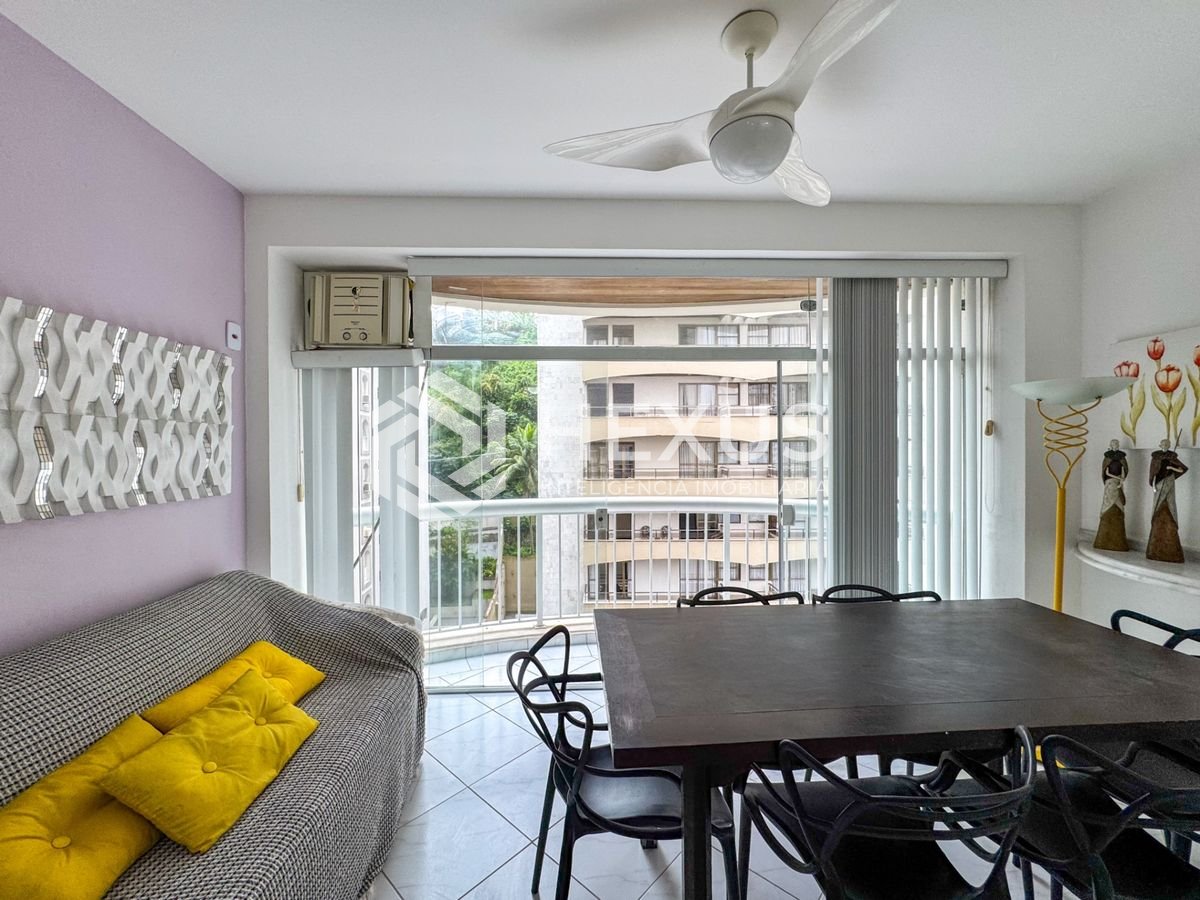 Foto 3 de Apartamento reformado com varanda e lazer a 100m da praia na região do Maluf nas Pitangueiras, Guarujá
