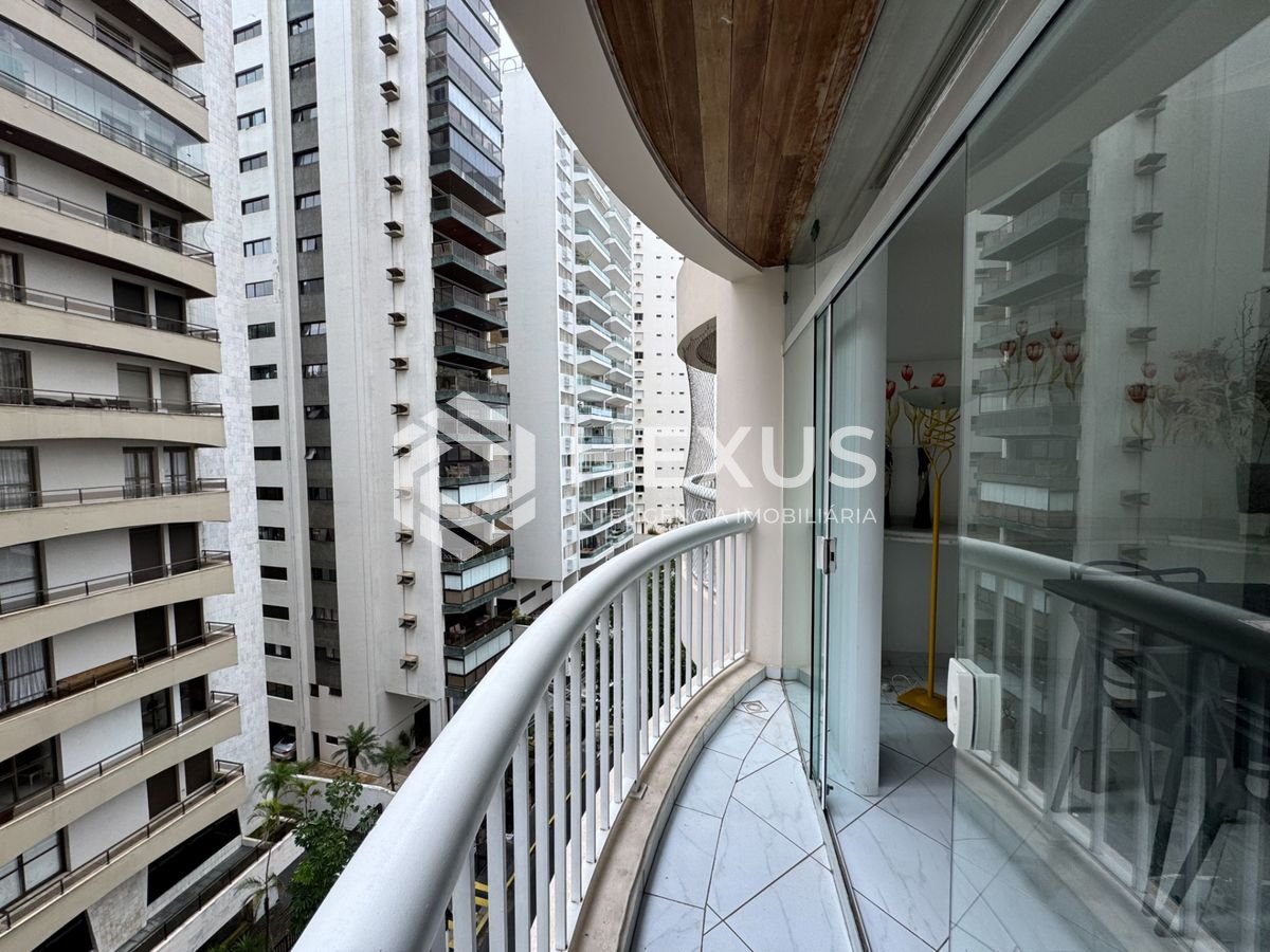 Foto 5 de Apartamento reformado com varanda e lazer a 100m da praia na região do Maluf nas Pitangueiras, Guarujá