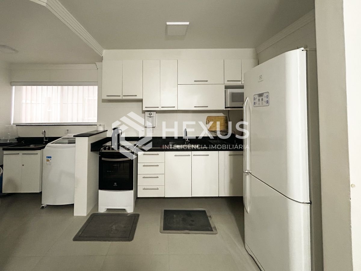 Foto 4 de Apartamento reformado com varanda e lazer a 650m da praia na região do Pão de Açúcar na Enseada, Guarujá