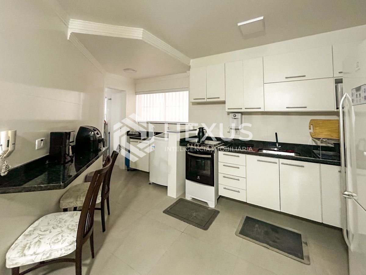 Foto 3 de Apartamento reformado com varanda e lazer a 650m da praia na região do Pão de Açúcar na Enseada, Guarujá