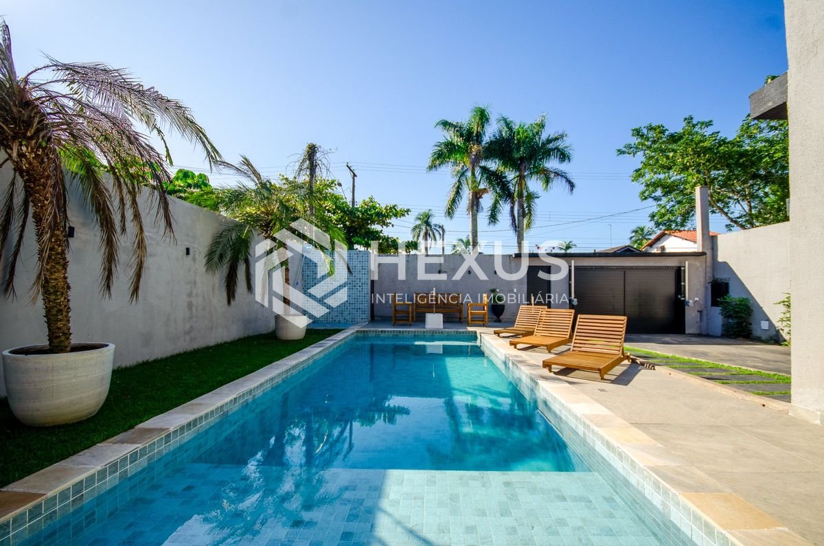 Foto 3 de Casa reformado com piscina e área gourmet a 250m da praia no Pernambuco, Guarujá