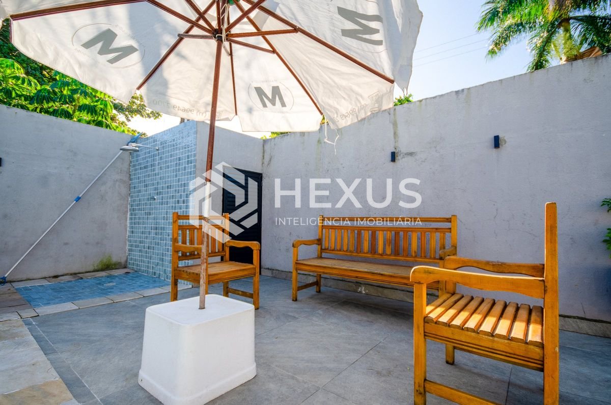 Foto 5 de Casa reformado com piscina e área gourmet a 250m da praia no Pernambuco, Guarujá