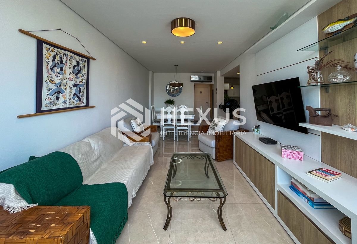 Foto 4 de Apartamento reformado com varanda vista mar e lazer nas Pitangueiras, Guarujá