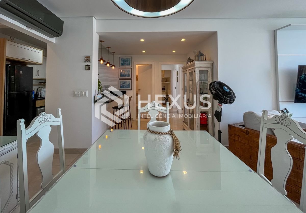 Foto 5 de Apartamento reformado com varanda vista mar e lazer nas Pitangueiras, Guarujá