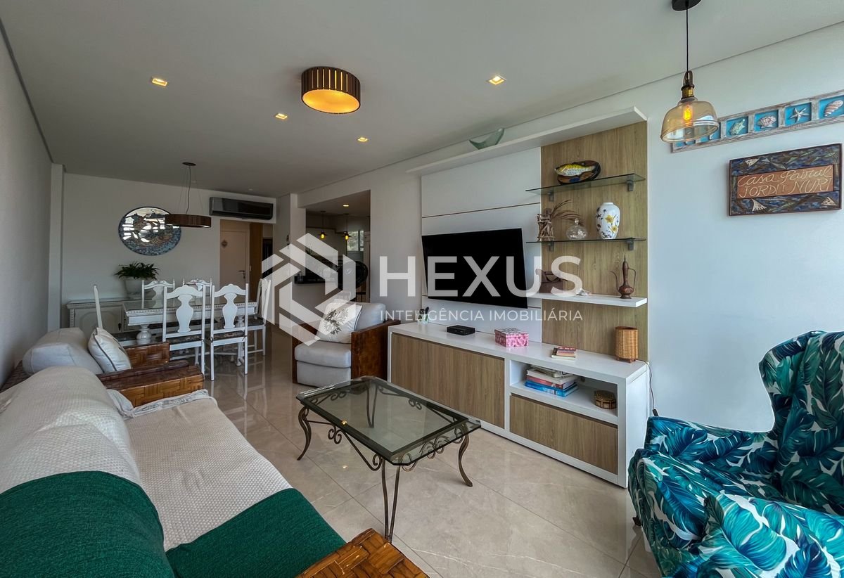 Foto 3 de Apartamento reformado com varanda vista mar e lazer nas Pitangueiras, Guarujá