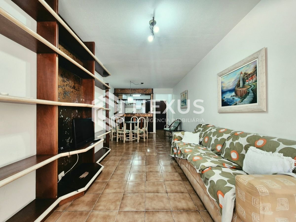Foto 3 de Apartamento com varanda e lazer a 200m da praia nas Pitangueiras, Guarujá