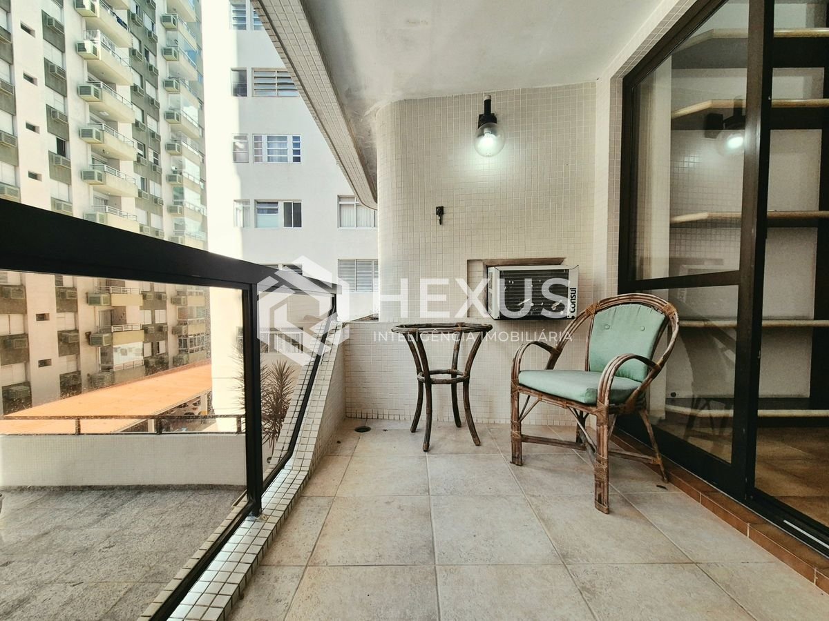 Foto 5 de Apartamento com varanda e lazer a 200m da praia nas Pitangueiras, Guarujá