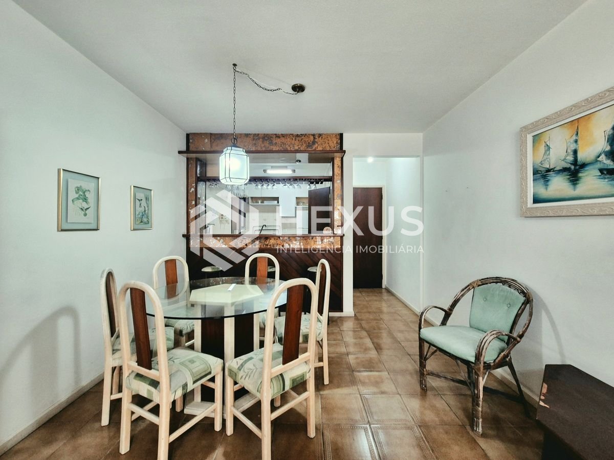Foto 4 de Apartamento com varanda e lazer a 200m da praia nas Pitangueiras, Guarujá