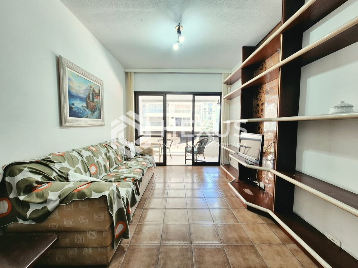 Foto 2 de Apartamento com varanda e lazer a 200m da praia nas Pitangueiras, Guarujá