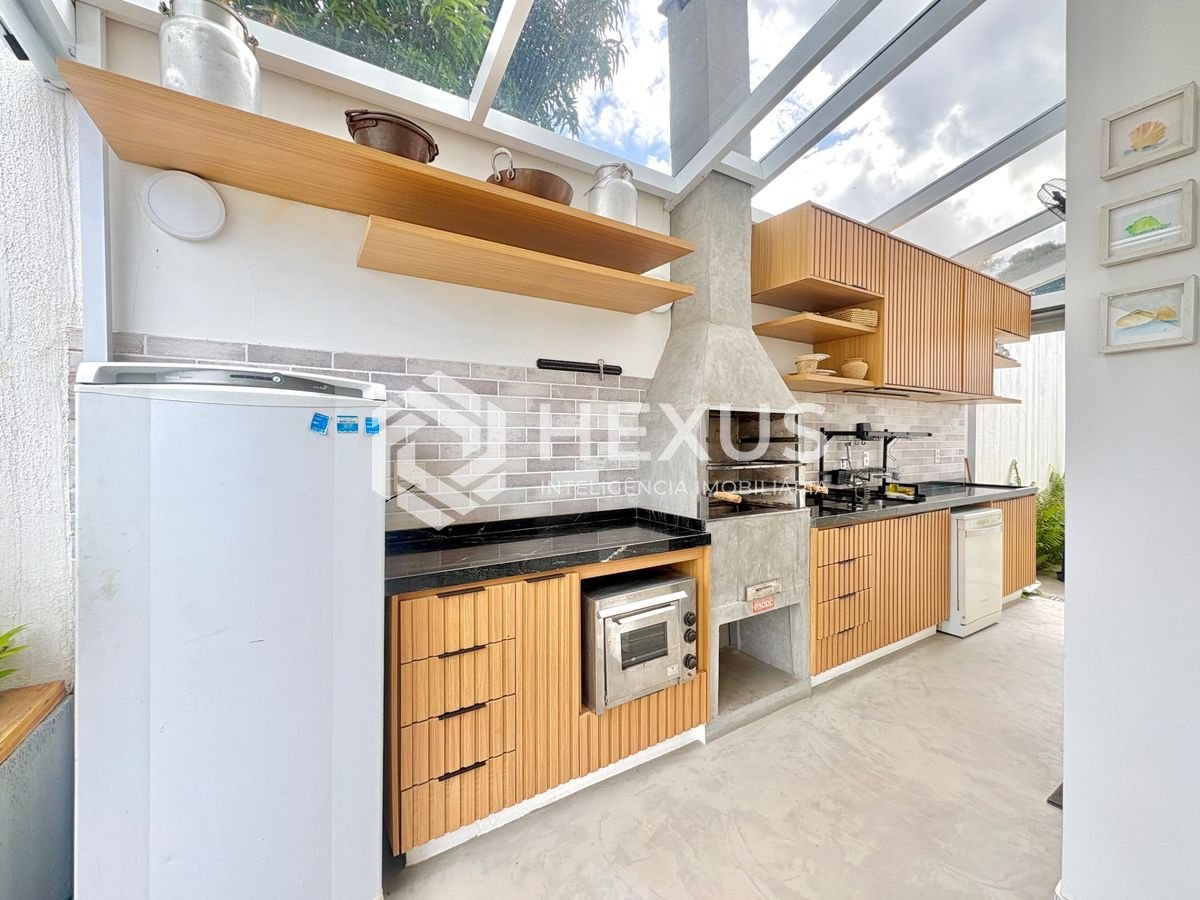 Foto 3 de Casa reformada com piscina e área gourmet no Jardim Acapulco, Guarujá