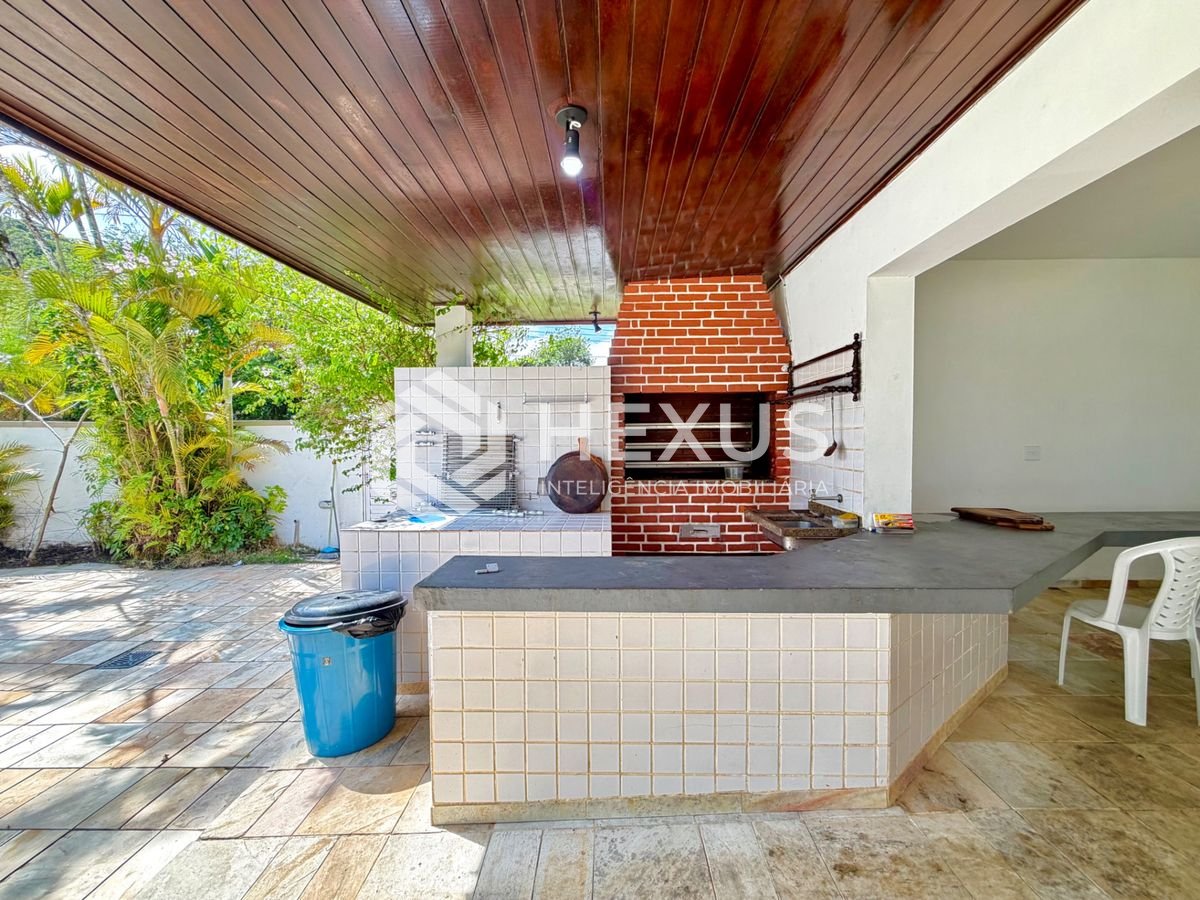 Foto 3 de Casa com varanda piscina e área gourmet a 800m da praia no Acapulco, Guarujá
