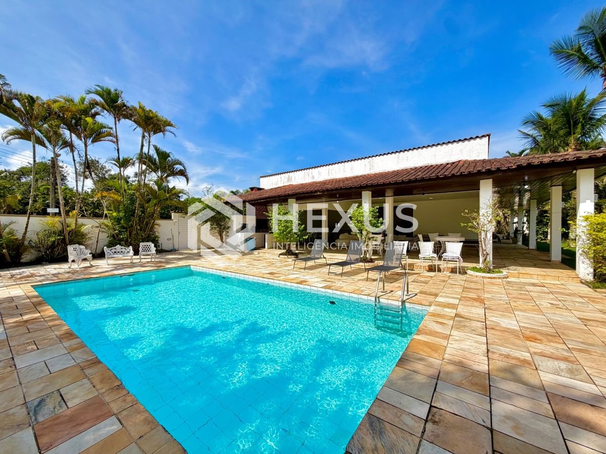 Foto 5 de Casa com varanda piscina e área gourmet a 800m da praia no Acapulco, Guarujá