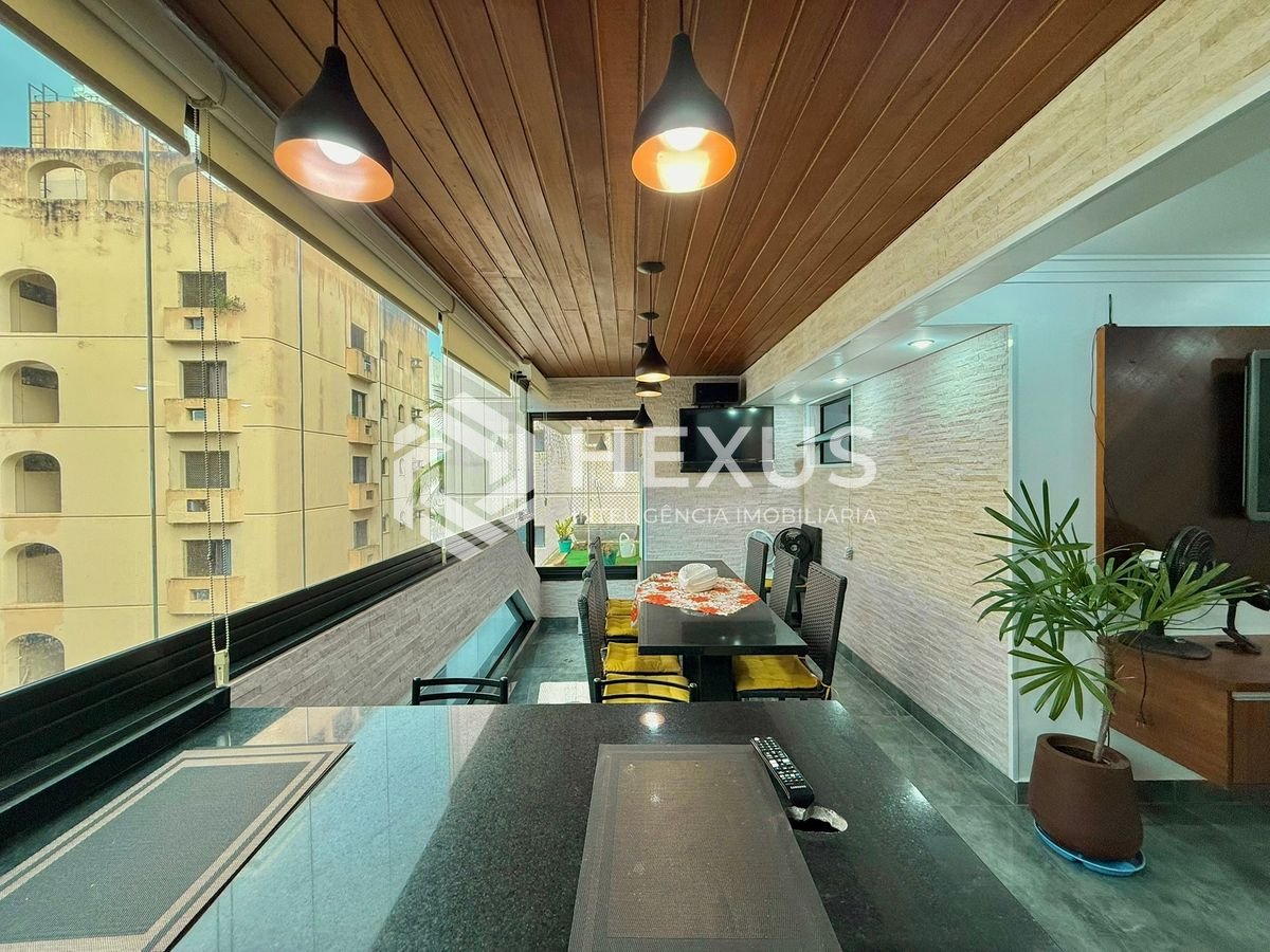 Foto 3 de Apartamento com varanda e lazer a 300m da praia na Enseada, Guarujá