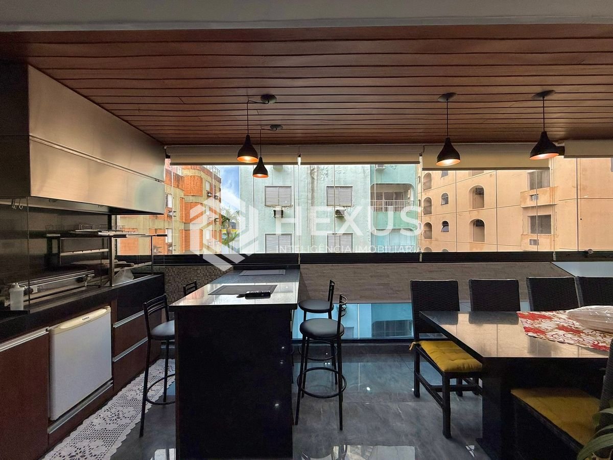 Foto 2 de Apartamento com varanda e lazer a 300m da praia na Enseada, Guarujá