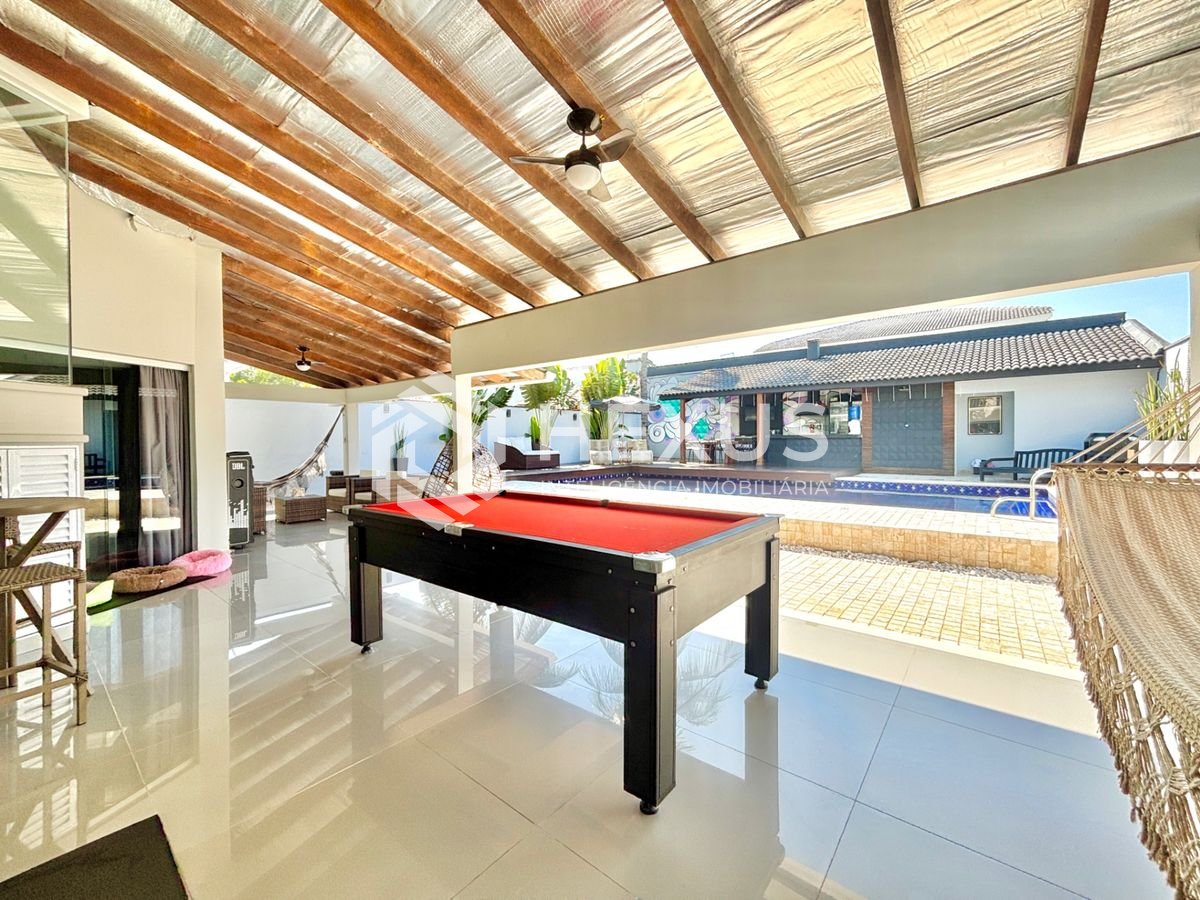Foto 3 de Casa reformada com piscina e área gourmet no Jardim Acapulco, Guarujá