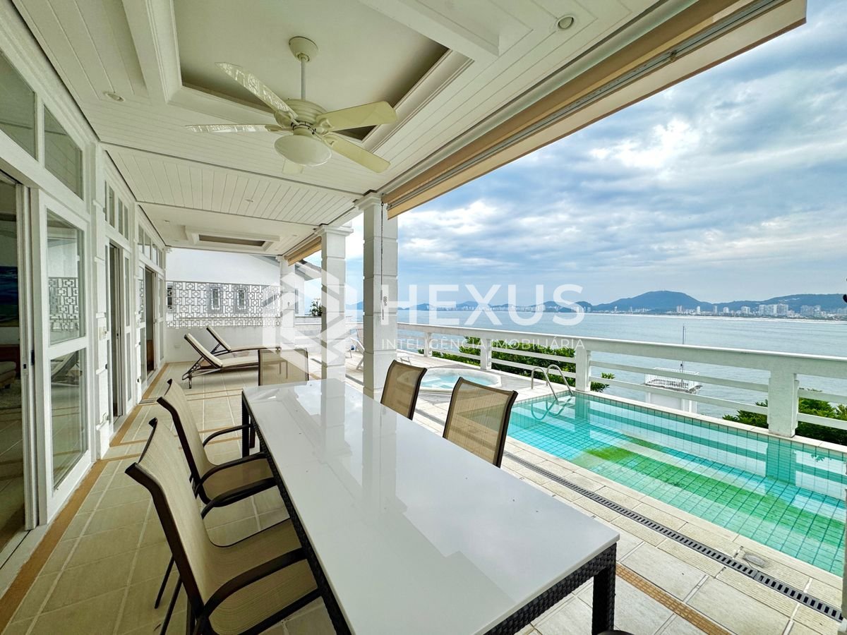 Foto 3 de Casa frente mar com piscina e área gourmet no Condomínio Península na Praia da Enseada, Guaruja