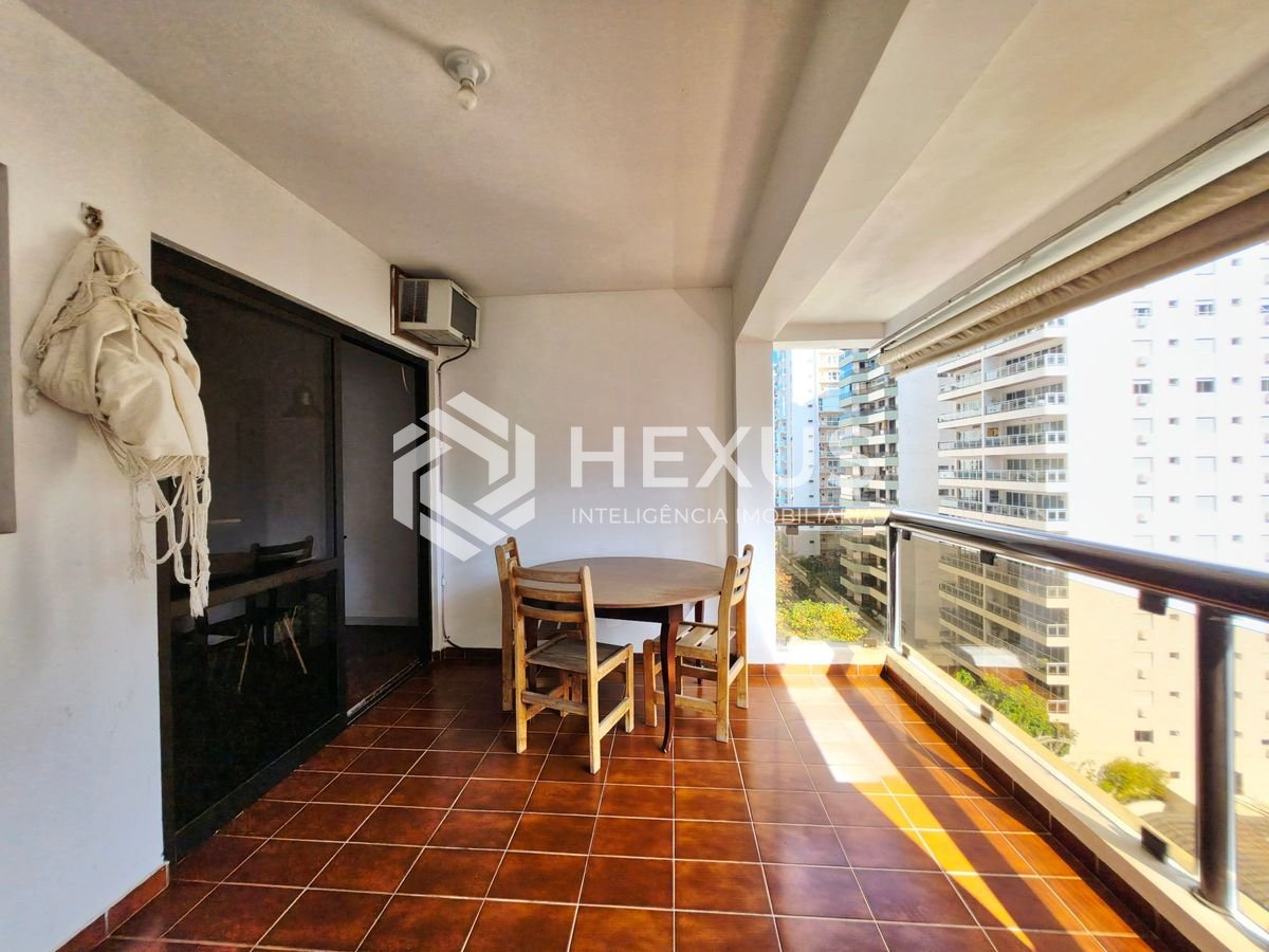 Foto 2 de Apartamento com varanda e lazer a 1 quadra da praia na região da Barra Funda nas Pitangueiras, Guarujá