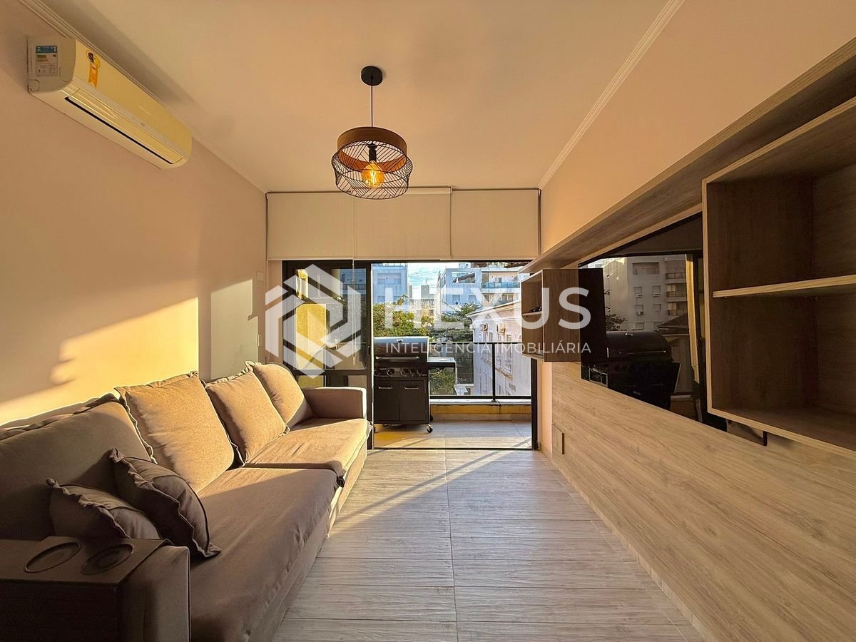 Foto 5 de Apartamento reformado com varanda e lazer a 100m da praia na Enseada, Guarujá