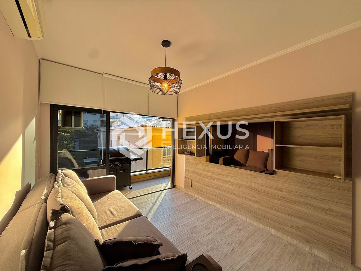 Foto 2 de Apartamento reformado com varanda e lazer a 100m da praia na Enseada, Guarujá