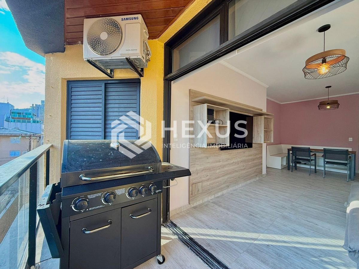 Foto 3 de Apartamento reformado com varanda e lazer a 100m da praia na Enseada, Guarujá