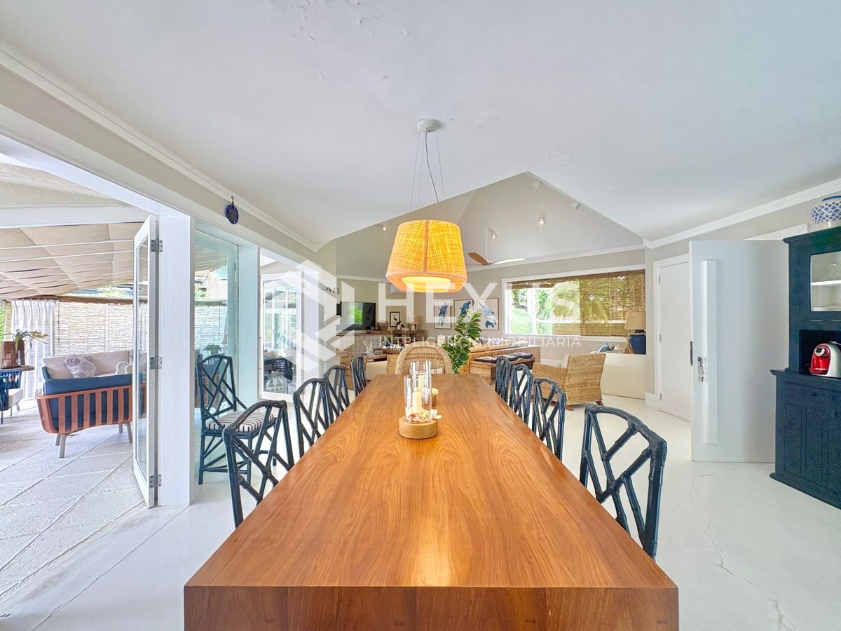 Foto 5 de Casa reformada com piscina e área gourmet no Jardim Acapulco, Guarujá