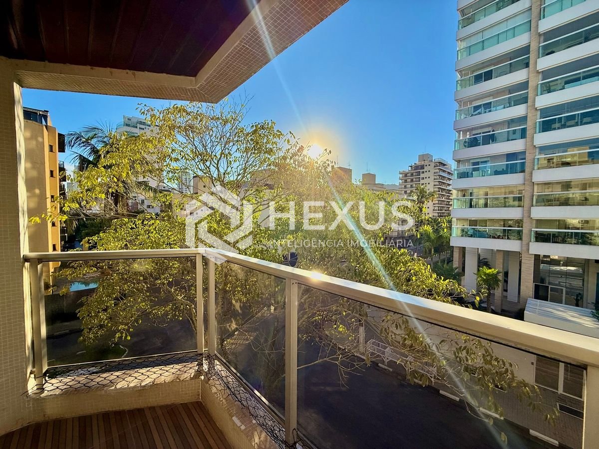Foto 2 de Apartamento com varanda e lazer a 200m da praia na região da Acqua Mundo na Enseada, Guarujá