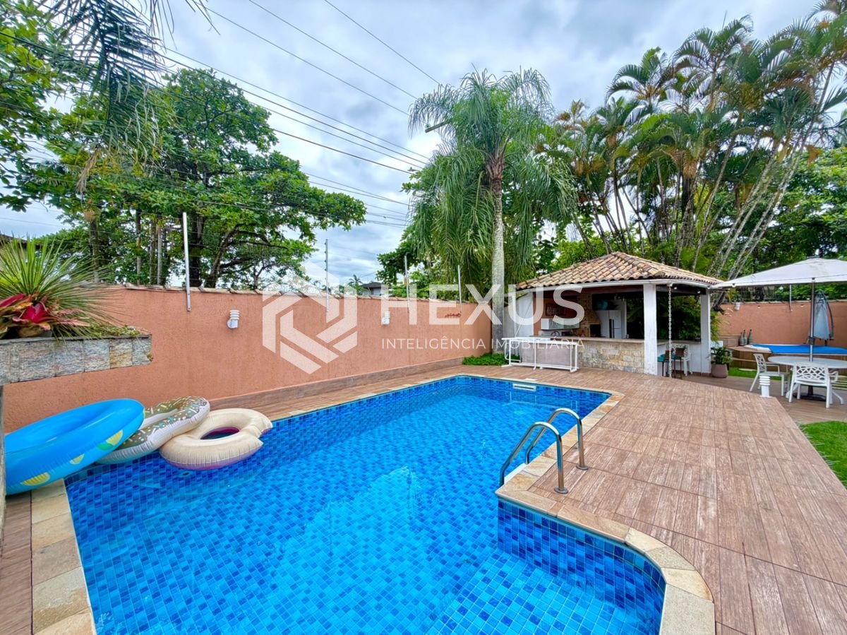 Foto 2 de Casa reformada com varanda piscina e área gourmet em Jardim Virgínia, Guarujá
