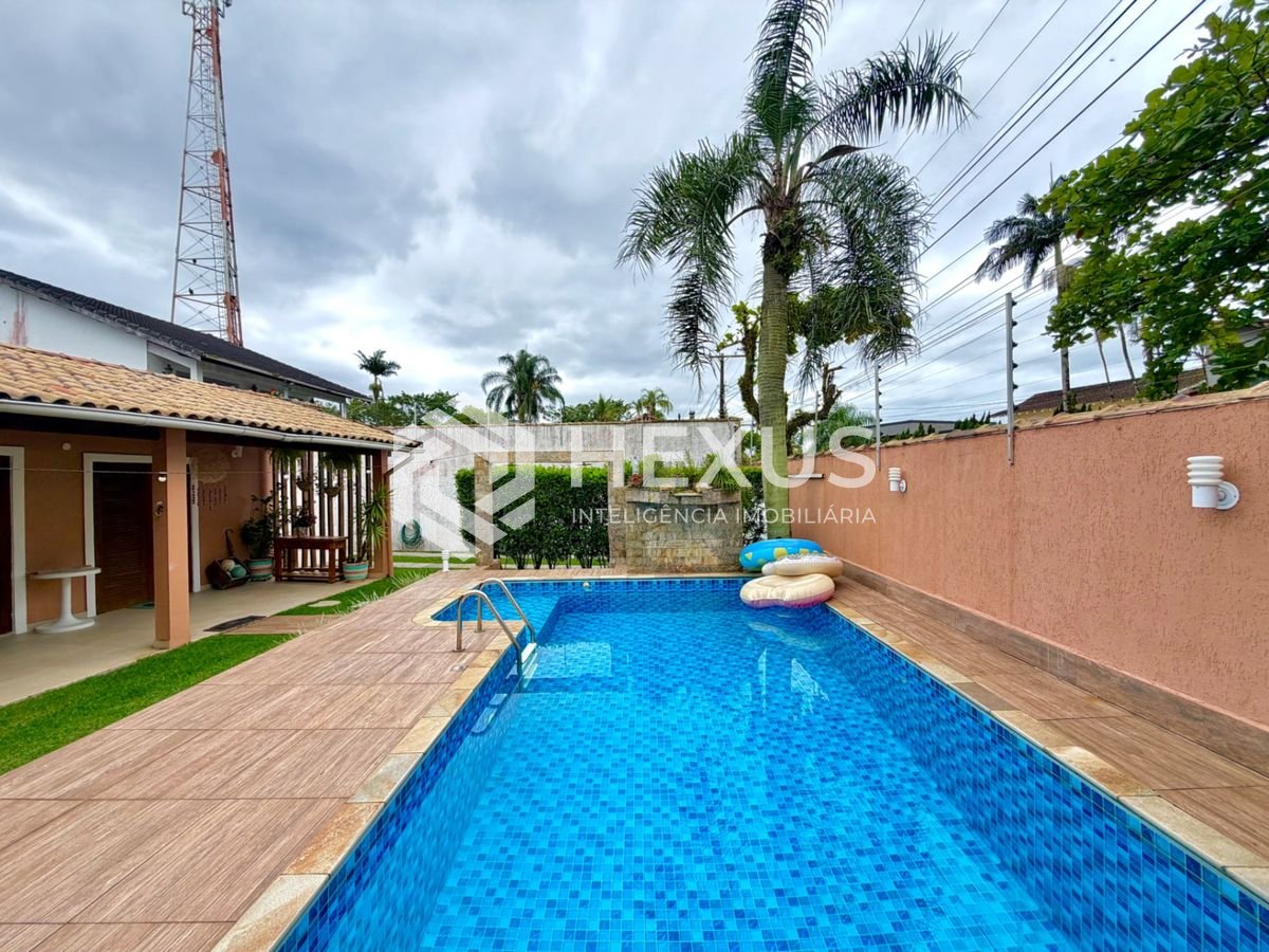 Casa reformada com varanda piscina e área gourmet em Jardim Virgínia, Guarujá