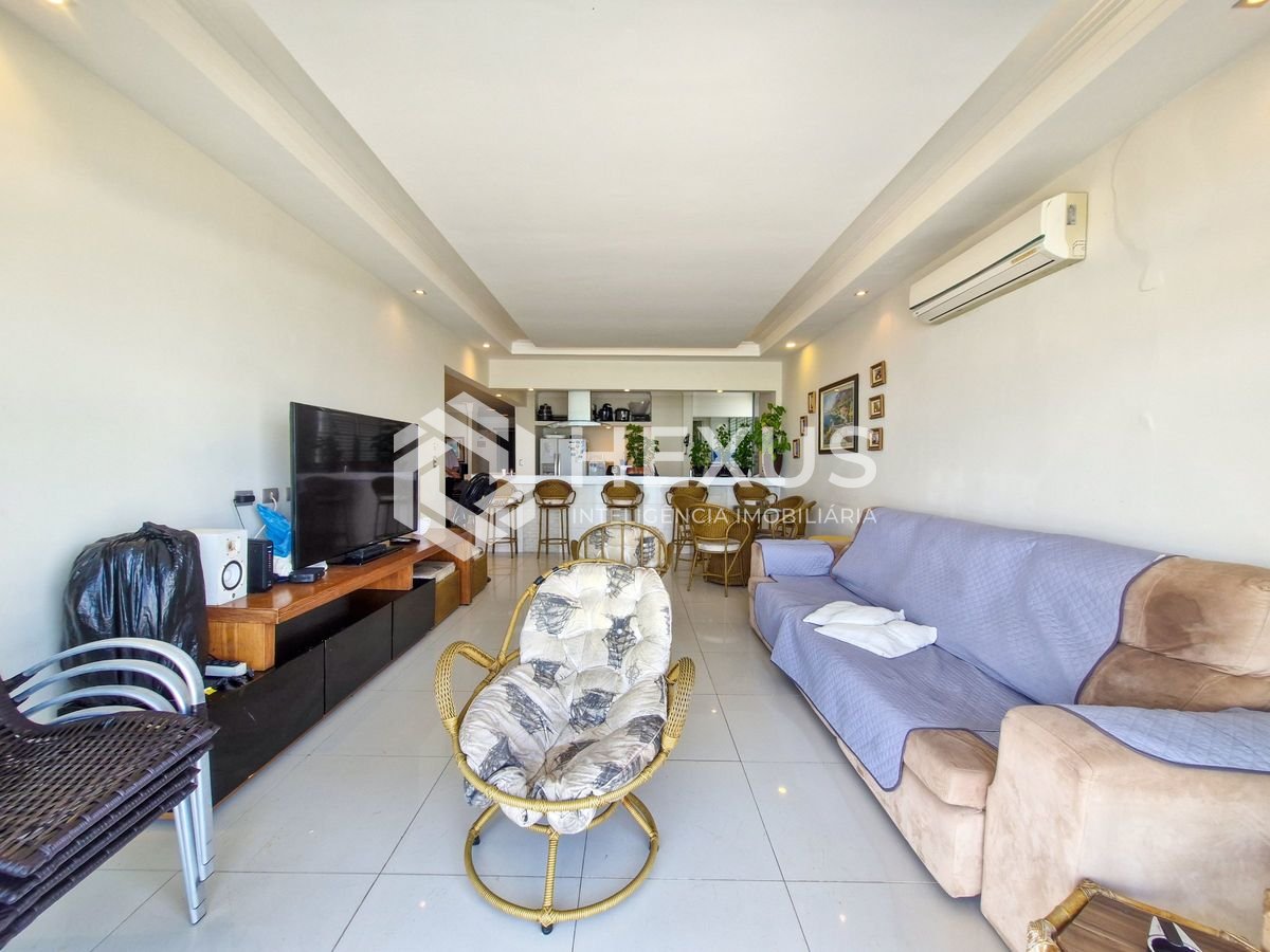 Foto 5 de Apartamento frente mar reformado com varanda vista mar nas Pitangueiras, Guarujá