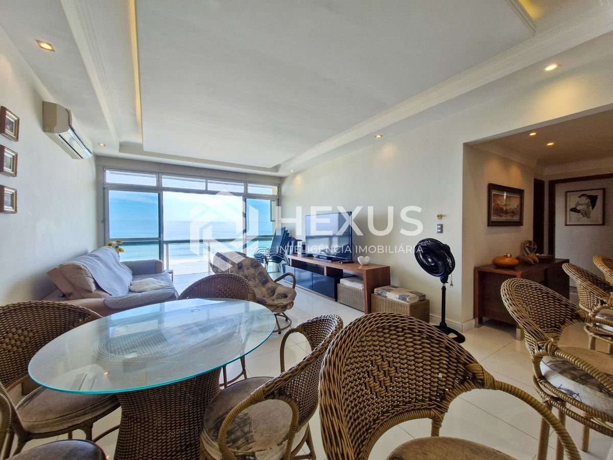 Foto 4 de Apartamento frente mar reformado com varanda vista mar nas Pitangueiras, Guarujá