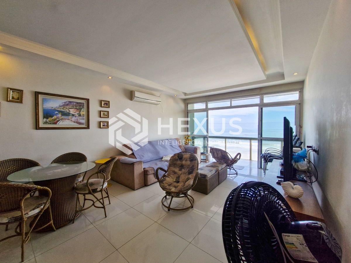 Foto 3 de Apartamento frente mar reformado com varanda vista mar nas Pitangueiras, Guarujá