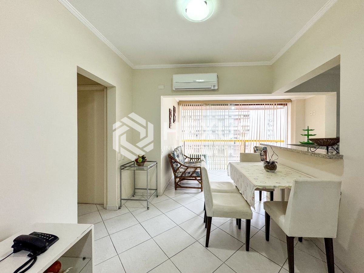 Foto 4 de Apartamento reformado com varanda e lazer a 1 quadra da praia nas Pitangueiras, Guarujá