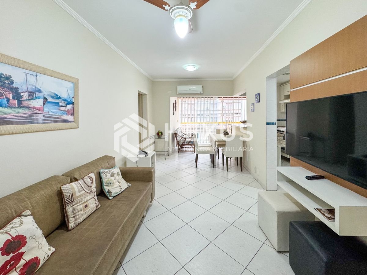 Foto 2 de Apartamento reformado com varanda e lazer a 1 quadra da praia nas Pitangueiras, Guarujá