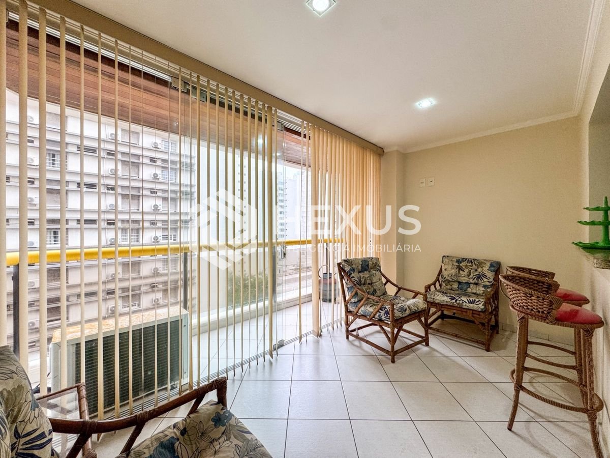 Foto 5 de Apartamento reformado com varanda e lazer a 1 quadra da praia nas Pitangueiras, Guarujá