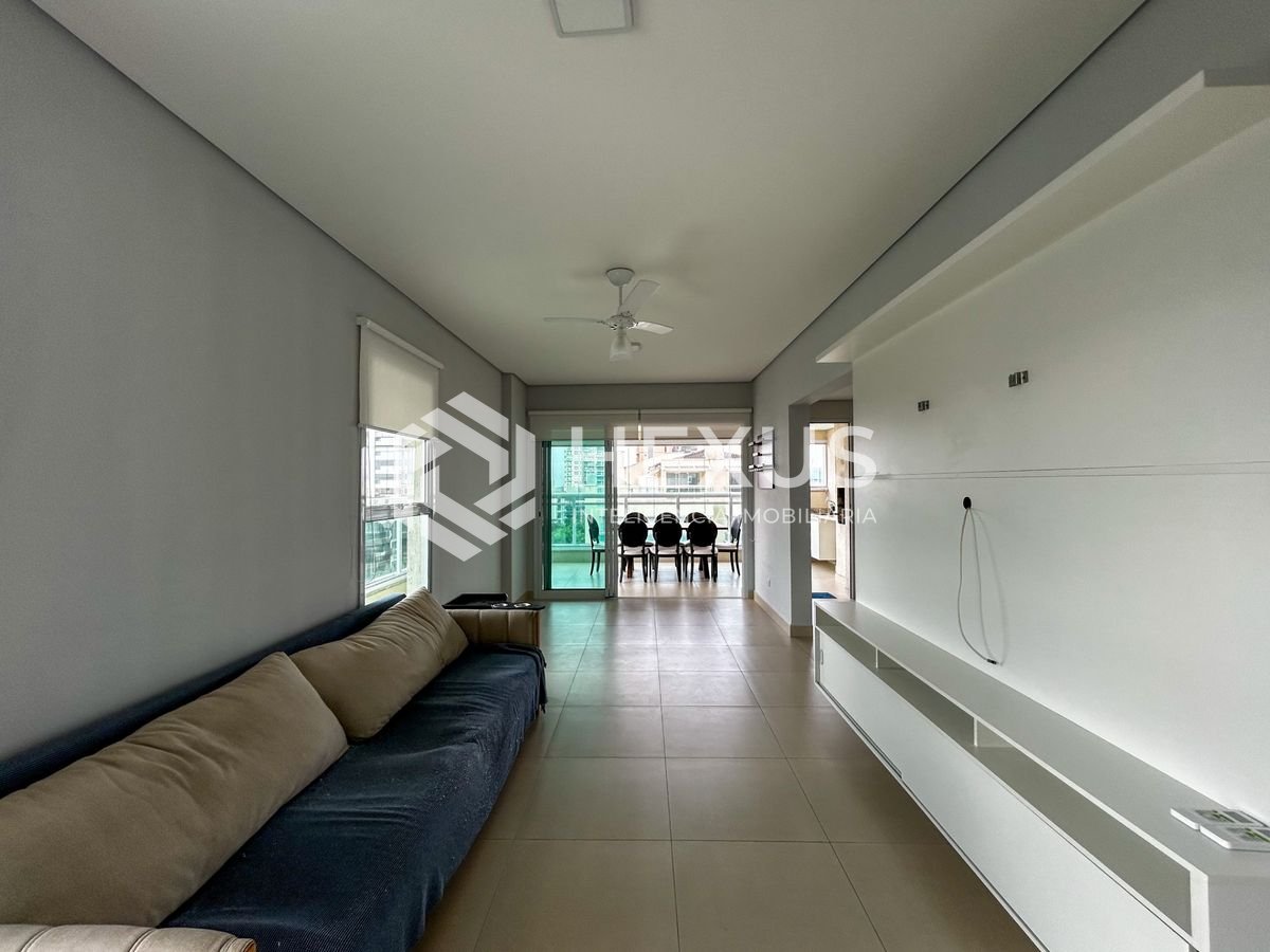 Foto 3 de Apartamento com varanda e lazer a 300m da praia na região da Brunella na Enseada, Guarujá