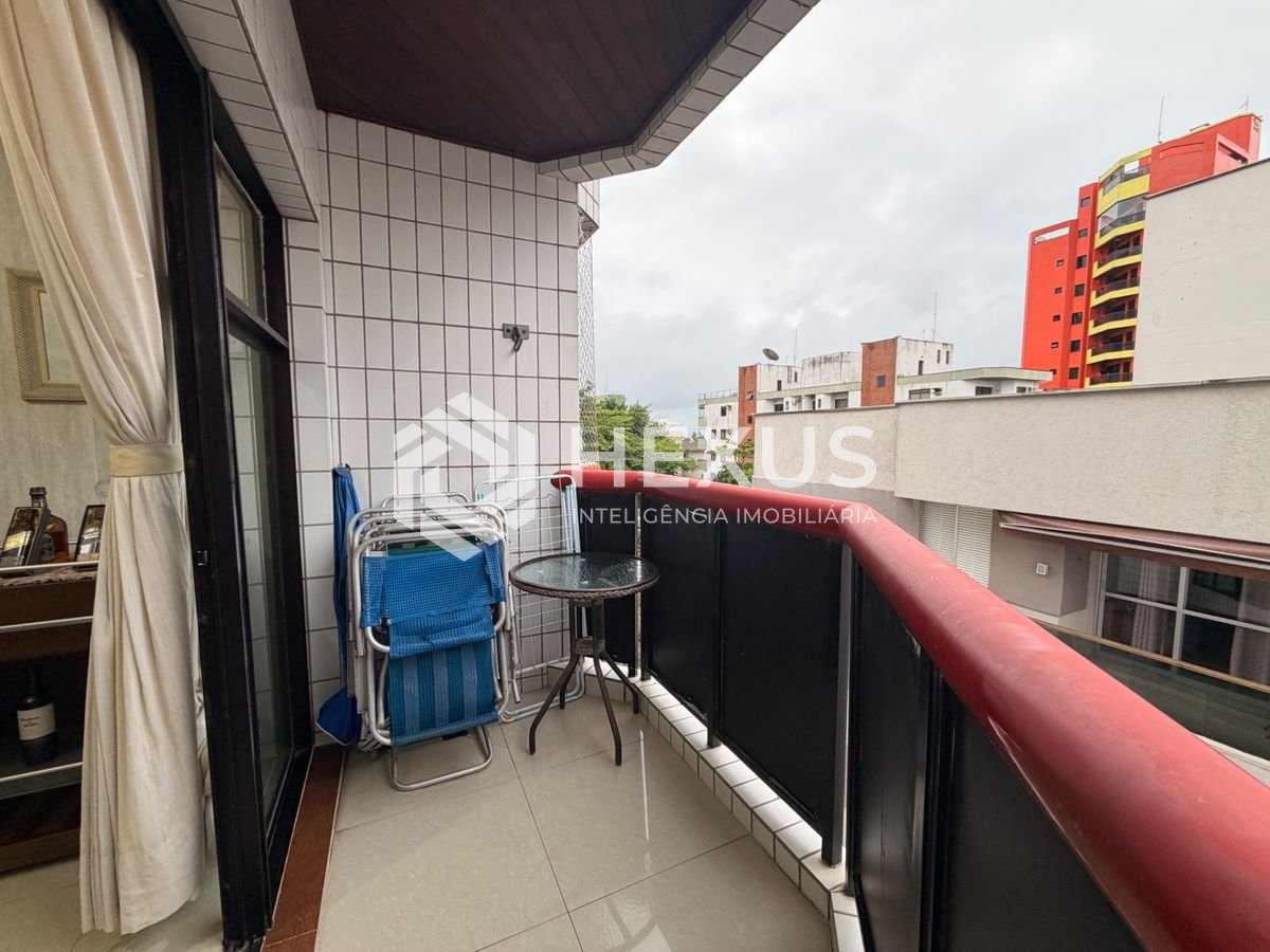 Foto 3 de Apartamento reformado com varanda a 300m da praia na Enseada, Guarujá