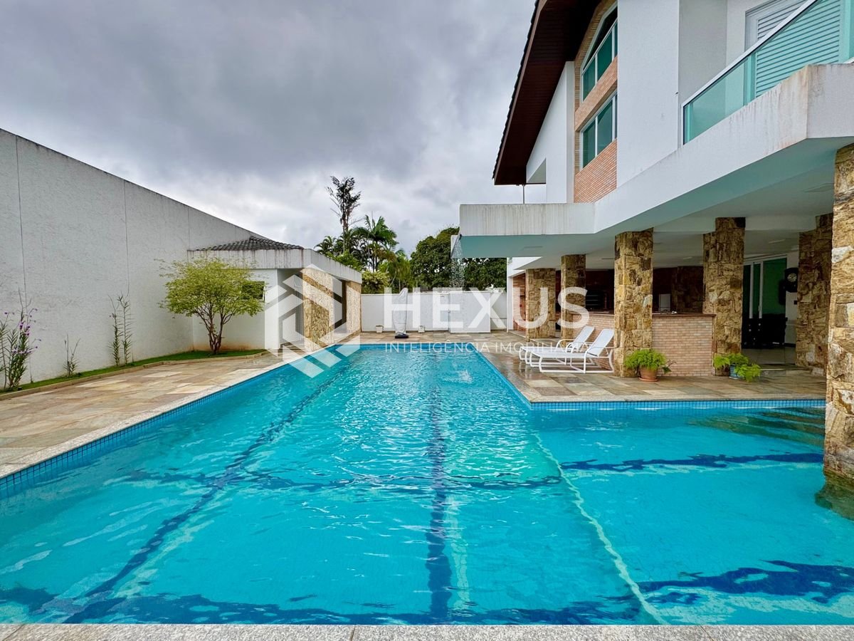 Foto 2 de Casa reformada frente praça com varanda piscina e área gourmet no Acapulco, Guarujá