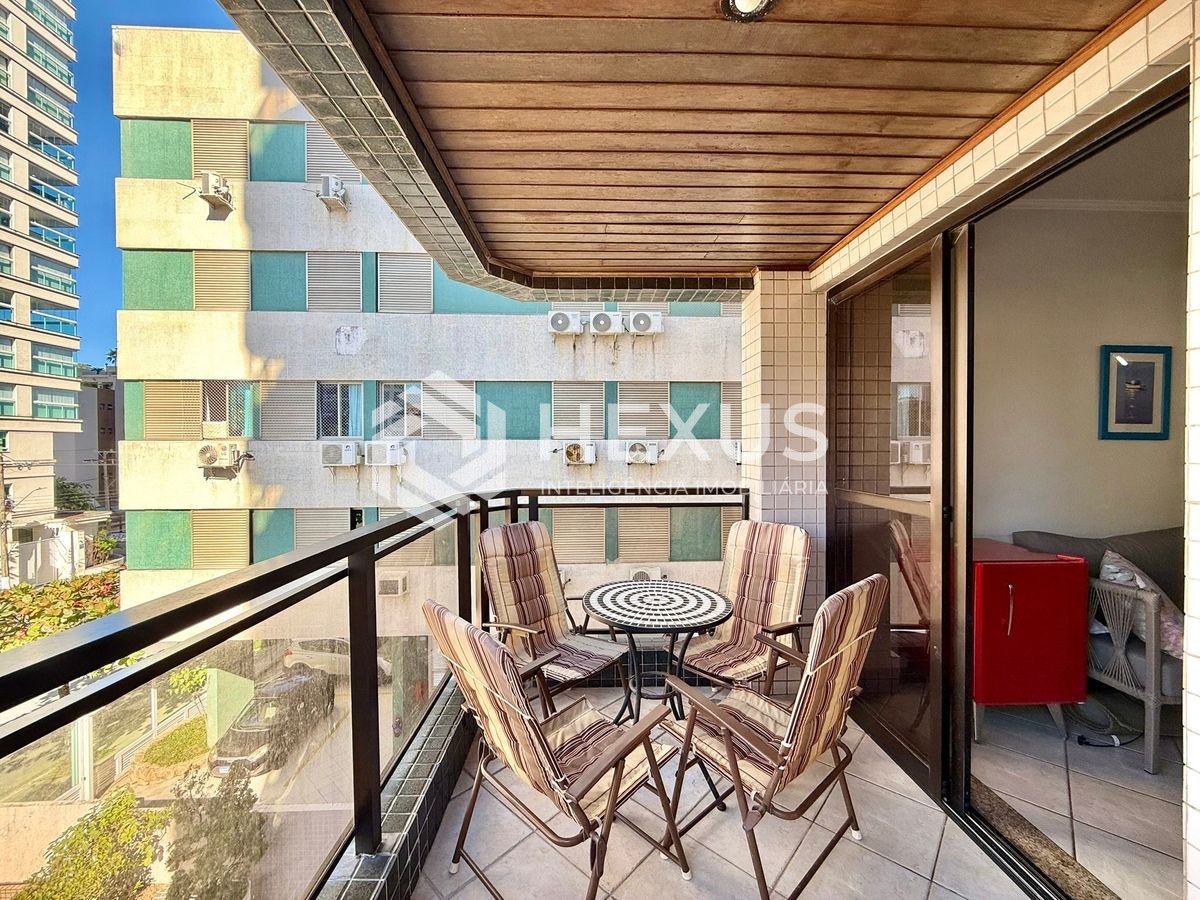 Foto 3 de Apartamento com varanda e lazer a 350m da praia na Enseada, Guarujá