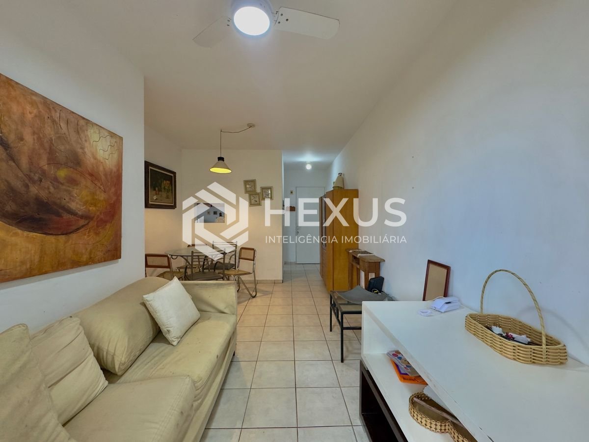 Foto 2 de Apartamento reformado com varanda a 400m da praia na Enseada, Guarujá