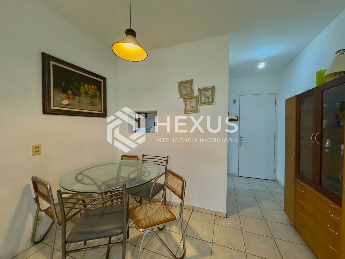 Foto 5 de Apartamento reformado com varanda a 400m da praia na Enseada, Guarujá