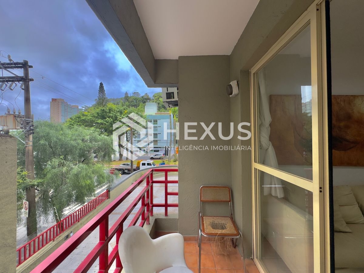 Foto 3 de Apartamento reformado com varanda a 400m da praia na Enseada, Guarujá