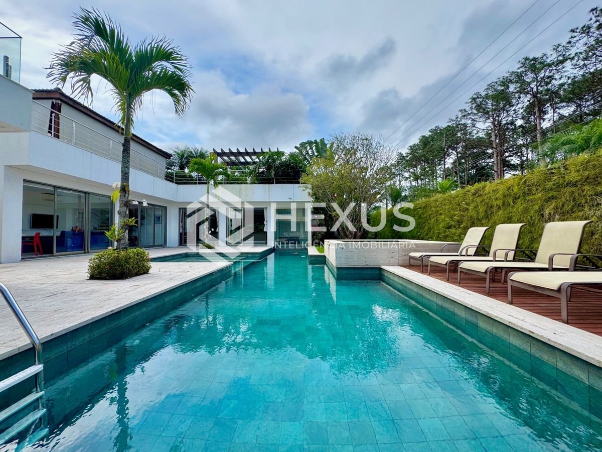 Casa reformada com varanda piscina e área gourmet no Acapulco, Guarujá