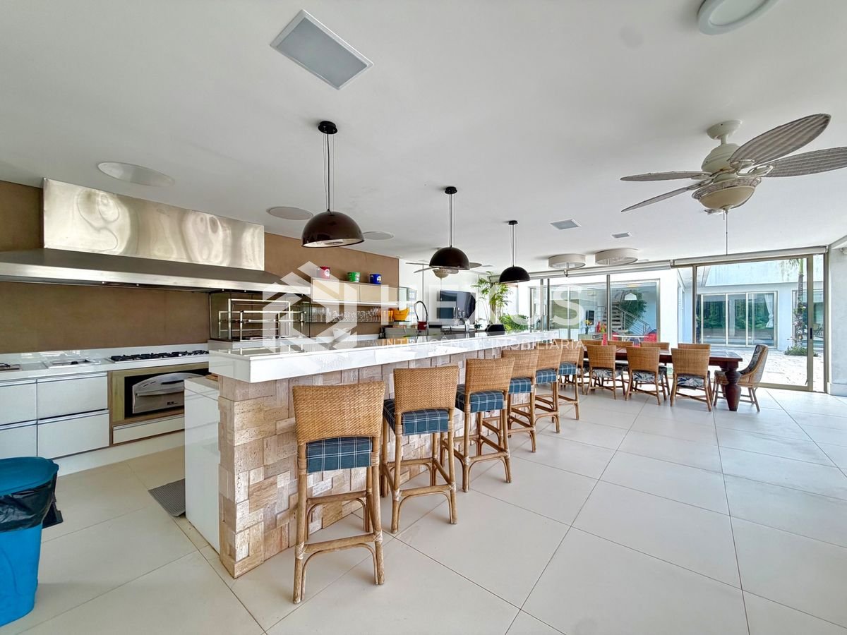 Foto 3 de Casa reformada com varanda piscina e área gourmet no Acapulco, Guarujá