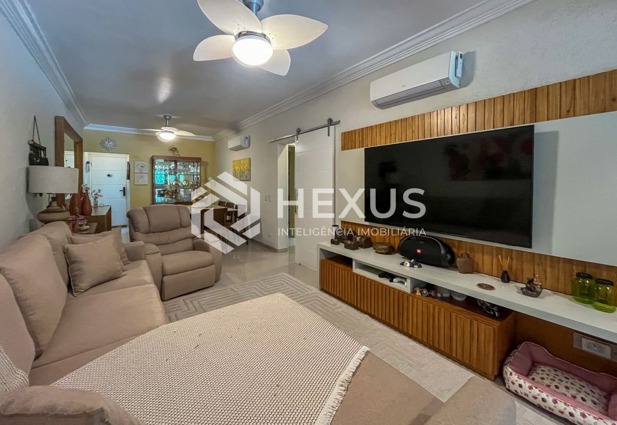 Foto 2 de Apartamento reformado com varanda e lazer a 70m da praia nas Pitangueiras, Guarujá