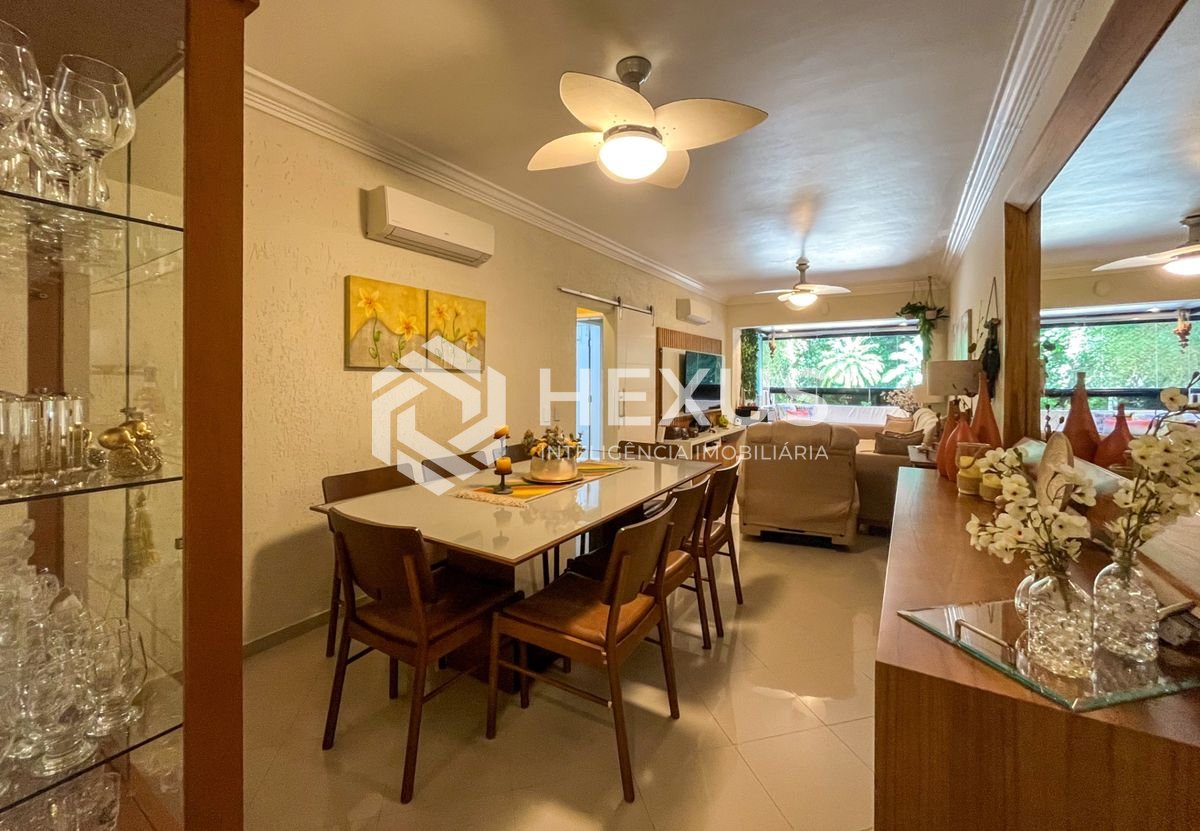 Foto 4 de Apartamento reformado com varanda e lazer a 70m da praia nas Pitangueiras, Guarujá