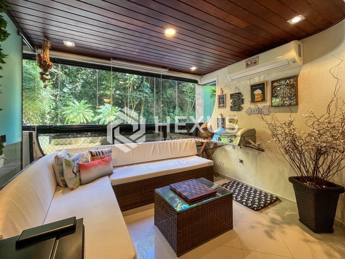 Foto 3 de Apartamento reformado com varanda e lazer a 70m da praia nas Pitangueiras, Guarujá