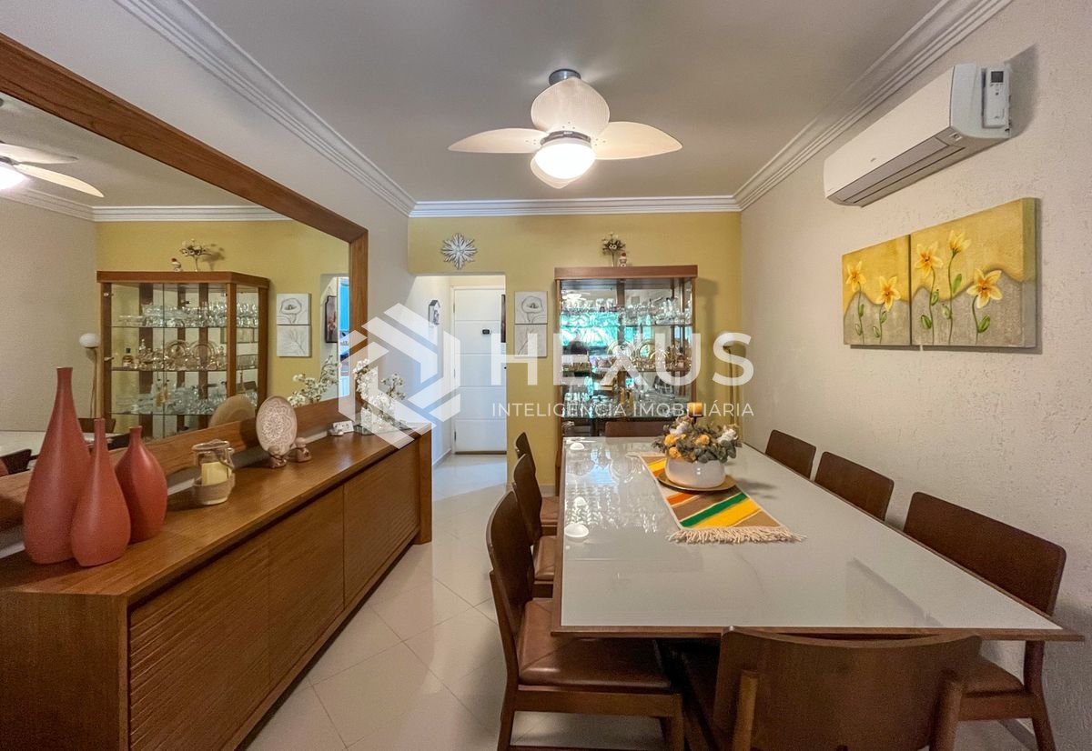 Foto 5 de Apartamento reformado com varanda e lazer a 70m da praia nas Pitangueiras, Guarujá