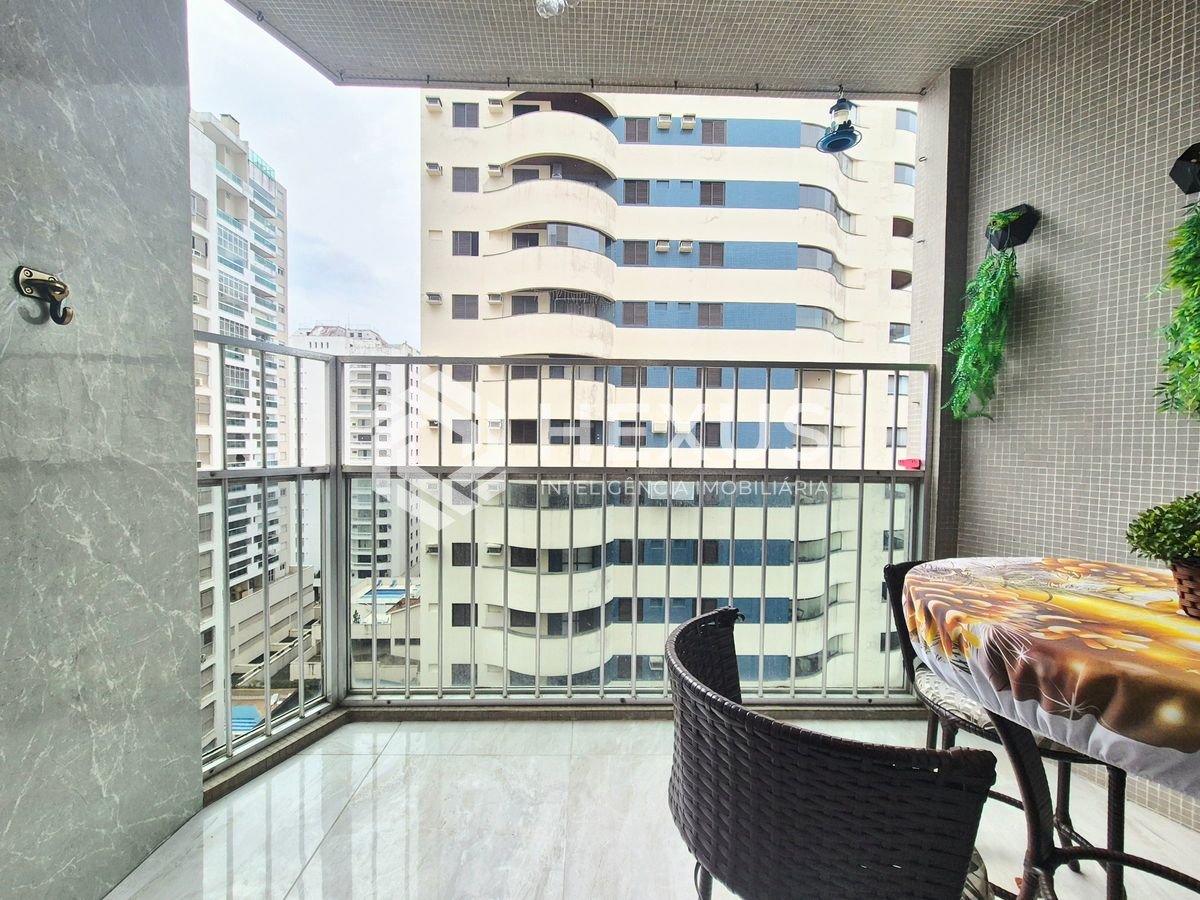Foto 3 de Apartamento com varanda a 100m da praia na região do Shopping La Plage nas Pitangueiras, Guarujá