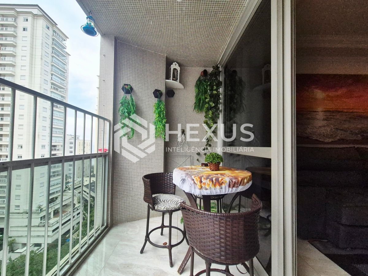 Foto 4 de Apartamento com varanda a 100m da praia na região do Shopping La Plage nas Pitangueiras, Guarujá