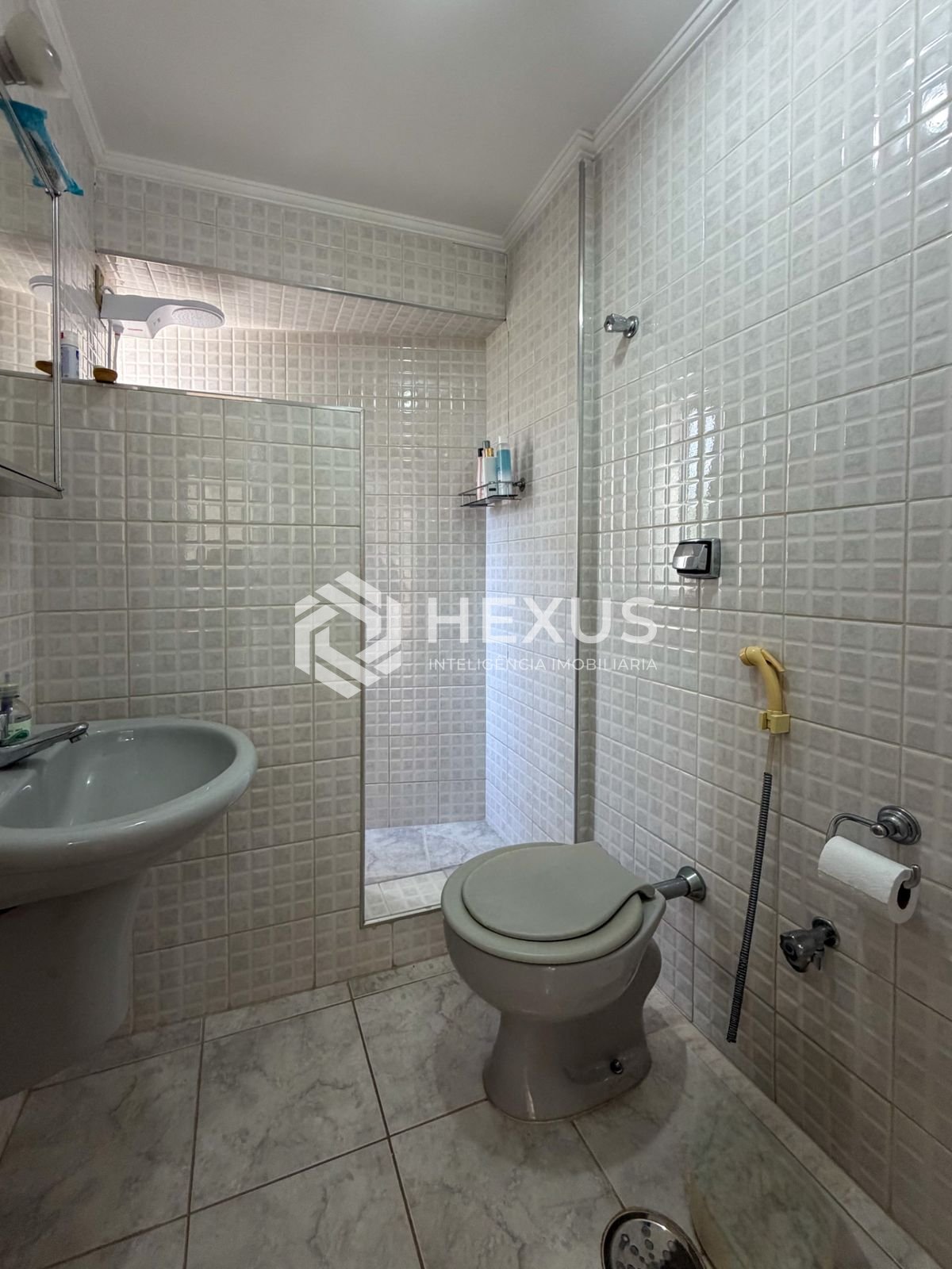 Foto 5 de Apartamento com varanda e lazer a 500m da praia na Enseada, Guarujá